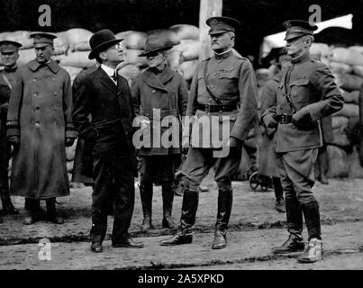 Secrétaire. Baker, le général Pershing et d'autres officiers dans un magasin à Saint Nazaire, France. Banque D'Images