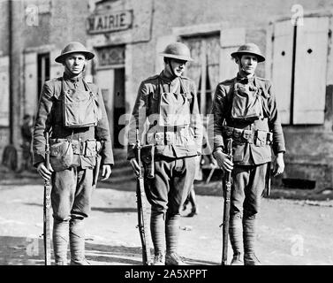 Une patrouille réussie- Trois hommes d'une patrouille de 5 qui a rencontré une patrouille allemande de 10 hommes, sans perte- Les pertes allemandes ont été 2 tués, 2 blessés, et 2 prises ca. En mars 1918, Glenville France Banque D'Images
