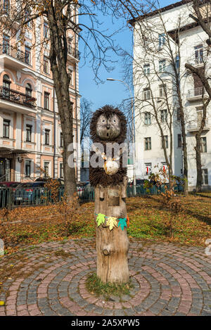 Kiev, Ukraine - le 22 octobre 2019 : le monument de 'Hedgehog' dans le brouillard - célèbre statue à Kiev, Ukraine. À côté de Saint Sophia cathidral. Banque D'Images