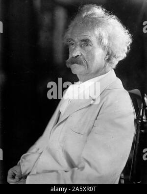 Samuel Clemens (Mark Twain) assis dans fauteuil Banque D'Images