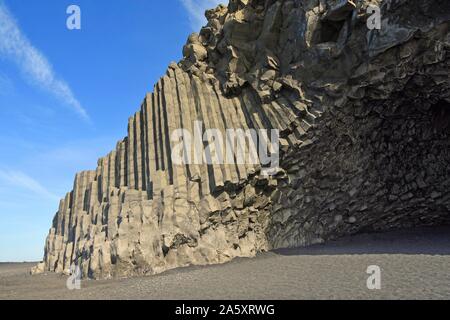 Les colonnes de basalte dans la lumière du matin à la plage de Reynisfjara qui jouit Vik i Myrdal, près de ring road, Suourland, Sudurland, Sud de l'Islande, Islande Banque D'Images
