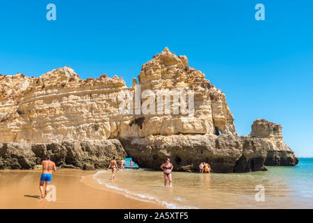 Personnes bronzer et se détendre sur la plage de sable Praia Dona Ana. Lagos, Portugal Banque D'Images