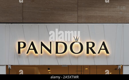 KOELN, ALLEMAGNE - circa 2019 AOÛT : Pandora sign Banque D'Images