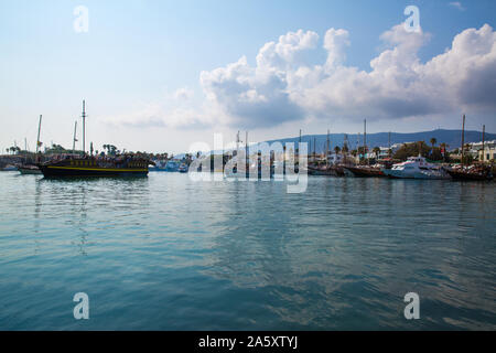 Belle vue sur le port de Kos en Grèce. Ciel magnifique et beaucoup de navires dans le port. Banque D'Images