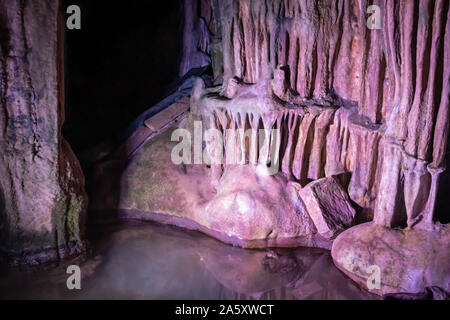 Vue sur la grotte Ledenika intérieur. Petit lac dans la grotte. Sofia, Bulgarie. Banque D'Images