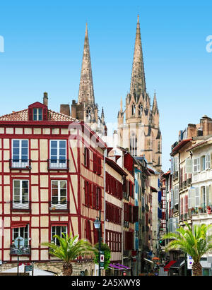 Maisons anciennes et petite rue de Bayonne en Pays Basque. Banque D'Images