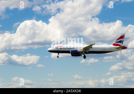 Barcelone, Espagne - 18 mai 2019 : British Airways Airbus A320 avion atterrissant à l'aéroport de Barcelone El Prat Banque D'Images