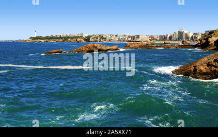 La côte rocheuse et la grande plage de Biarritz en été. Banque D'Images