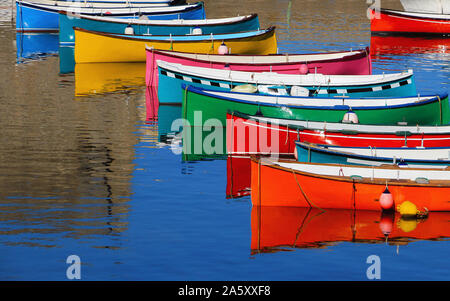 Alignement de petits bateaux dans des couleurs vives. Banque D'Images