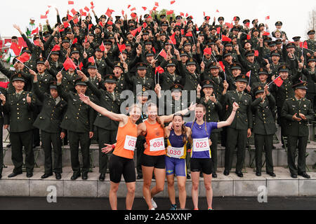 Wuhan, province du Hubei en Chine. 23 Oct, 2019. Les athlètes de poser pour des photos avec des soldats sur les stands après le cross-country de l'individu de pentathlon militaire à la 7e Jeux Mondiaux Militaires du CISM à Wuhan, capitale de la province du Hubei en Chine centrale, le 23 octobre 2019. Credit : Wang Jianwei/Xinhua/Alamy Live News Banque D'Images