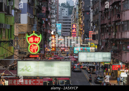 Enseignes au néon éclatantes et lumineuses l'éclairage allumé au-dessus du trafic nocturne à Kowloon, Hong Kong - Chine. Banque D'Images