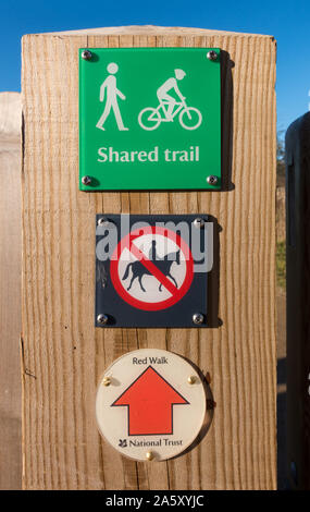 Sentier de randonnée à vélo et partagé sans l'équitation trail signes sur le marqueur en bois post, Ticknall, Derbyshire, Angleterre, Royaume-Uni. Banque D'Images