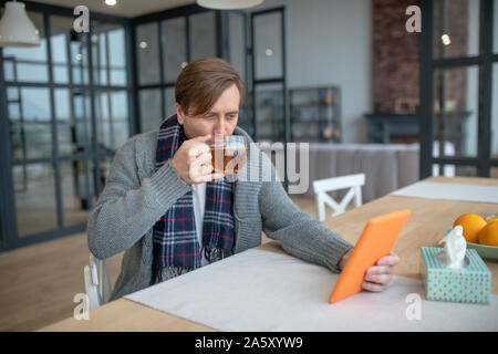 Businessman having congé de boire du thé le matin Banque D'Images