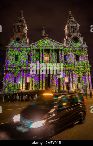 Londres, Royaume-Uni. 23 Oct, 2019. Historique l'installation d'une Angleterre où la lumière Tombe, un événement à illuminations de la Cathédrale St Paul à l'automne. Le light show célèbre la seconde guerre mondiale, héros de tous les jours qui ont risqué leur vie pour protéger les endroits qu'ils ont aimé, associé aux commémorations du 80e anniversaire cette année. Les projections Les projections de prendre Double avec nouvelle poésie poète basé à Londres par Keith Jarrett illuminent le bâtiment et de raconter l'histoire de la St Paul's Watch qui ont assuré la survie de la cathédrale pendant le Blitz. Crédit : Guy Bell/Alamy Live News Banque D'Images