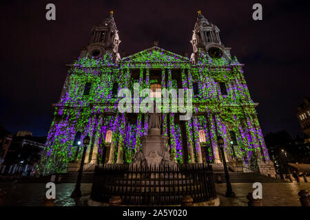 Londres, Royaume-Uni. 23 Oct, 2019. Historique l'installation d'une Angleterre où la lumière Tombe, un événement à illuminations de la Cathédrale St Paul à l'automne. Le light show célèbre la seconde guerre mondiale, héros de tous les jours qui ont risqué leur vie pour protéger les endroits qu'ils ont aimé, associé aux commémorations du 80e anniversaire cette année. Les projections Les projections de prendre Double avec nouvelle poésie poète basé à Londres par Keith Jarrett illuminent le bâtiment et de raconter l'histoire de la St Paul's Watch qui ont assuré la survie de la cathédrale pendant le Blitz. Crédit : Guy Bell/Alamy Live News Banque D'Images