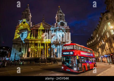 Londres, Royaume-Uni. 23 Oct, 2019. Historique l'installation d'une Angleterre où la lumière Tombe, un événement à illuminations de la Cathédrale St Paul à l'automne. Le light show célèbre la seconde guerre mondiale, héros de tous les jours qui ont risqué leur vie pour protéger les endroits qu'ils ont aimé, associé aux commémorations du 80e anniversaire cette année. Les projections Les projections de prendre Double avec nouvelle poésie poète basé à Londres par Keith Jarrett illuminent le bâtiment et de raconter l'histoire de la St Paul's Watch qui ont assuré la survie de la cathédrale pendant le Blitz. Crédit : Guy Bell/Alamy Live News Banque D'Images