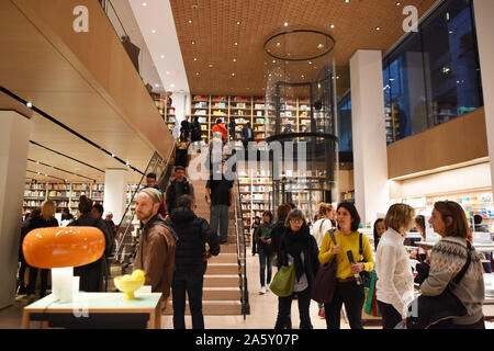 New York, USA. 22 octobre, 2019. Personnes visitent le nouveau flagship store dans le Museum of Modern Art (MoMA) à Manhattan de New York, États-Unis, 22 octobre 2019. Le MoMA a été rouvert au public le lundi après avoir été fermée depuis le 15 juin pour la rénovation et la réorganisation de ses galeries. Credit : han fang/Xinhua/Alamy Live News Banque D'Images