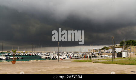 Dark thunder nuages sur le port Banque D'Images