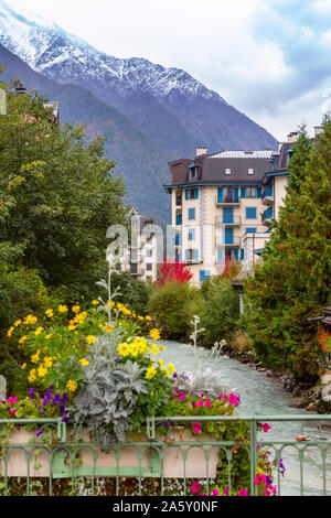 Chamonix Mont-Blanc, France river et à l'automne vue sur la rue avec des fleurs en centre-ville de la célèbre station de ski situé en Haute Savoie province Banque D'Images