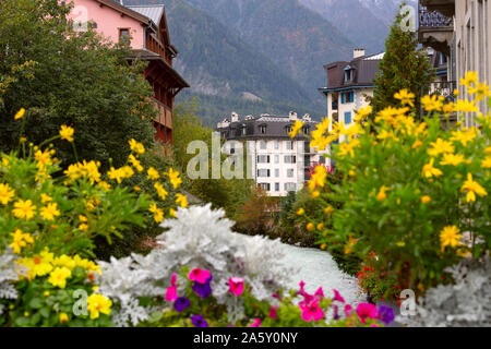 Chamonix Mont-Blanc, France river et à l'automne vue sur la rue avec des fleurs en centre-ville de la célèbre station de ski situé en Haute Savoie province Banque D'Images