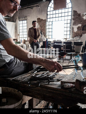 Italie, Vénétie, Venise, l'île de Murano Verre soufflé de Murano, l'art, un artisan au cours de l'un artisan travaillant le verre dans une usine de verre traditionnelle Banque D'Images