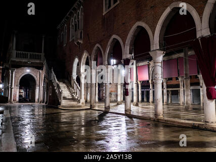 Italie, Vénétie, Venise, marché aux poissons au Rialto par nuit Banque D'Images