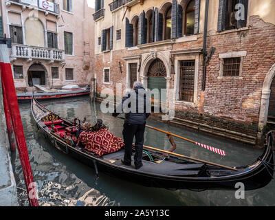 Italie, Vénétie, Venise, Gondoles sur le canal Banque D'Images