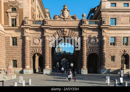 Le Parlement de Stockholm, vue sur les personnes entrant dans le bâtiment du Parlement suédois (Riksdag) sur l'île de Helgeandsholmen dans le centre de Stockholm, en Suède. Banque D'Images