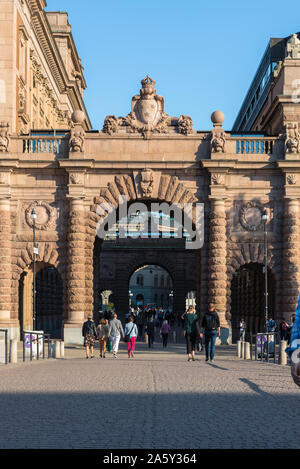 Le Parlement de la Suède, voir des personnes qui entrent dans l'édifice du Parlement suédois (Riksdag) sur l'île de Helgeandsholmen dans le centre de Stockholm, en Suède. Banque D'Images