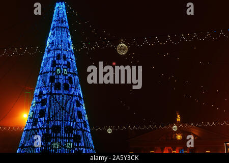 Minsk, Belarus - 30 décembre 2018 : arbre de Noël, illuminations et décorations Banque D'Images