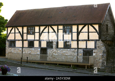 Marchands Tudor Hall, maison à colombages du 14ème siècle. .Westgate Hall et Westgate dans l'ancienne enceinte médiévale de Southampton, Hampshire, Royaume-Uni Banque D'Images