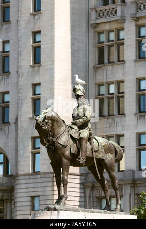 Le roi Édouard septième statue Liverpool avec seagull sur tête. Banque D'Images