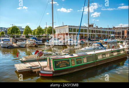 Marina au Millenium Square l'atterrissage dans le port flottant de Bristol, Somerset, England, United Kingdom Banque D'Images