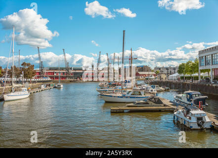 Marina au Millenium Square l'atterrissage dans le port flottant de Bristol, Somerset, England, United Kingdom Banque D'Images