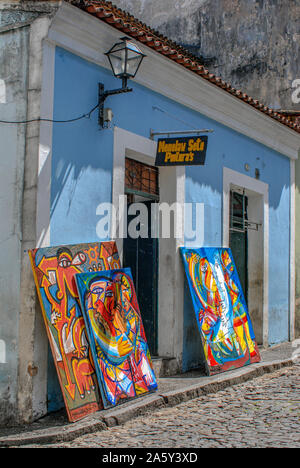 Peintures devant une galerie d'art dans la vieille ville de Pelourinho, Salvador de Bahia, Brésil Banque D'Images