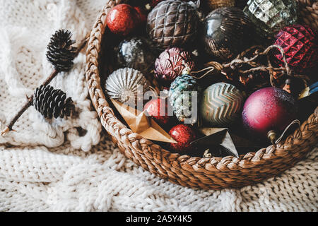 Décoration de Noël en verre dans panier de balles et jouets Banque D'Images