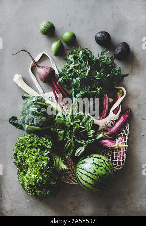 Produits d'épicerie santé net sur du béton en sac comptoir de cuisine Banque D'Images