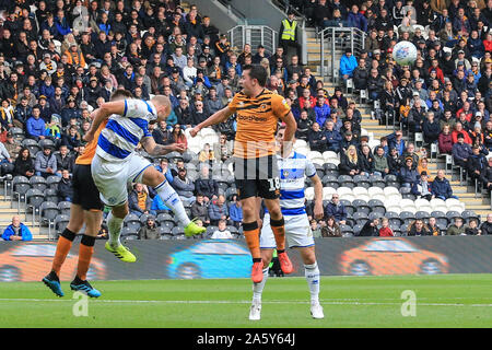 19 octobre 2019, Stade KC, Kingston Upon Hull, Angleterre ; Sky Bet Championship, Hull City v Queens Park Rangers : Toni Leistner (37) de l'EPQ efface le fort avec une en-tête forte Crédit : David Greaves/News Images Banque D'Images
