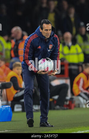 21e Octobre 2019, Bramall Lane, Sheffield, Angleterre, Premier League, Arsenal v Sheffield United : Unai Emery manager d'Arsenal attrape la balle Crédit : Mark Cosgrove/News Images Banque D'Images