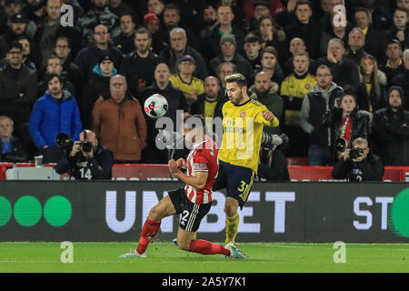 21e Octobre 2019, Bramall Lane, Sheffield, Angleterre, Premier League, Arsenal v Sheffield United : Sead Kolasinac (31) d'Arsenal efface la balle de George Burns (2) de Sheffield United Credit : Mark Cosgrove/News Images Banque D'Images