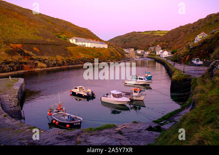 Le port de Plymouth Angleterre Cornwall Wadebridge au crépuscule Banque D'Images