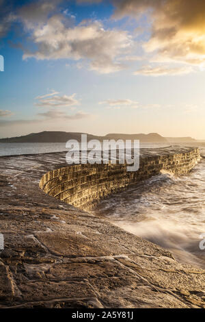 Le lever du soleil sur la Cobb à Lyme Regis dans le Dorset. Banque D'Images