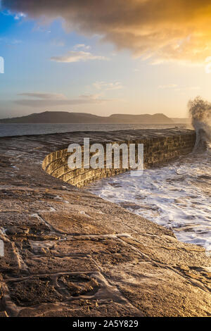 Le lever du soleil sur la Cobb à Lyme Regis dans le Dorset. Banque D'Images