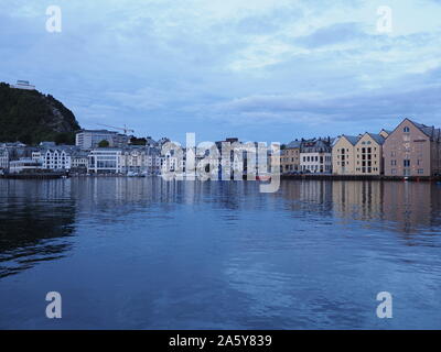 Port et bâtiments mystérieux reflète dans l'eau en ville européenne de Alesund à Romsdal en Norvège à soir Banque D'Images