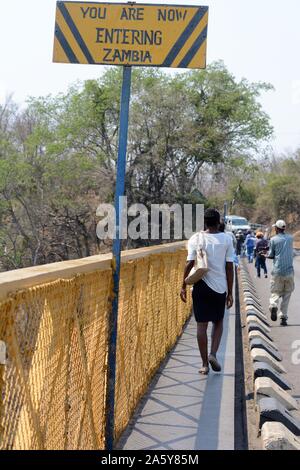 Passage de la frontière entre la Zambie et le Zimbabwe sur le pont de Victoria Falls vous entrez dans Zambie sign Banque D'Images