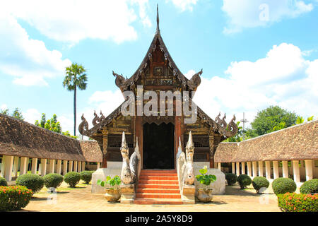 Temple Wat Intharawat ou tonne Kwen à Chiang Mai, Thaïlande. Banque D'Images