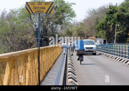 Passage de la frontière entre la Zambie et le Zimbabwe sur le pont de Victoria Falls vous entrez dans Zambie sign Banque D'Images