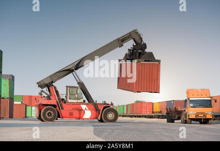 Chariot élévateur de chargement des conteneurs manutention fort de train de marchandises le chariot Banque D'Images