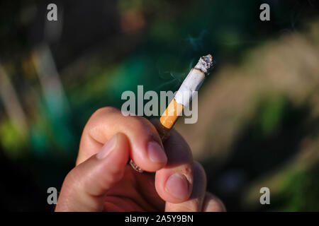 Tenir la main de l'homme en fumant cigarette,aucune fumée,concept de soins de santé des personnes Banque D'Images