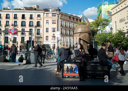 Madrid, Espagne. 21 Oct, 2019. 'Game of Thrones' statue en la Plaza de Felipe II comme un aperçu de l'exposition 'jeu des trônes : l'exposition itinérante", qui sera exposée à l'IFEMA exhibition centre du 26 octobre. Madrid, 21.10.2019 | Conditions de crédit dans le monde entier : dpa/Alamy Live News Banque D'Images